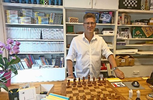 Sotirios Stavridis in seiner Welt, dem Schachdepot im Stuttgarter Westen. Foto: Björn Springorum