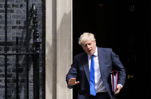 Alles halb so schlimm, signalisiert Boris Johnson vor seinem Amtssitz. Doch ob ihm das noch hilft? Foto: dpa/Frank Augstein
