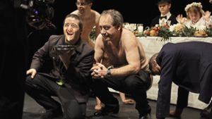 Hochzeitsfest mit Exkrementen: Robert Hunger-Bühlerr, umringt von Schauspielern mit Down-Syndrom Foto: Toni Suter / T+T Fotografie