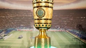 Am Samstagabend ist die 2. Runde im DFB-Pokal ausgelost worden. Der FC Bayern München muss zum Hamburger SV, Borussia Dortmund zum FC St. Pauli. Foto: dpa