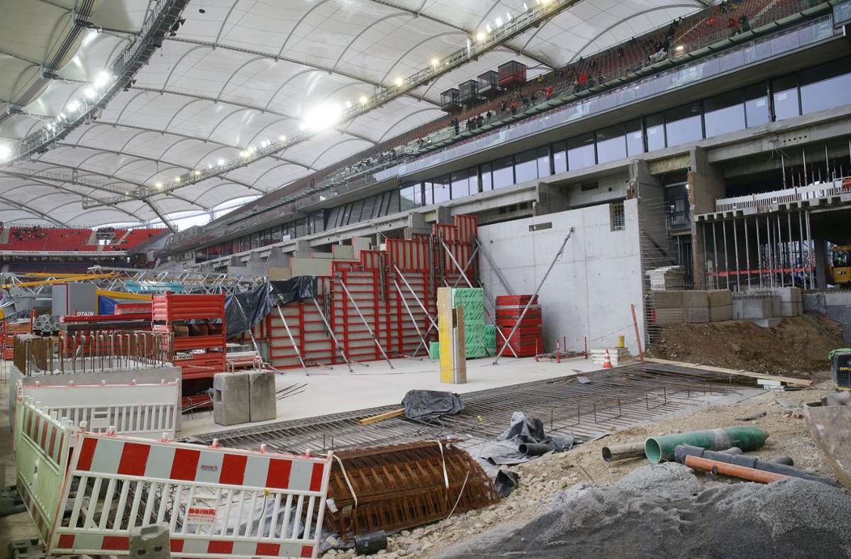 So sieht der entkernte Haupttribünenbereich in der Arena mit der neuen Bodenplatte aktuell aus.