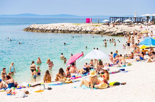 Sommer, Sonne, Strand in Kroatien – für viele Jugendliche eine attraktive Kombination, um ihr Abitur zu feiern – hier ein Bild aus Split. Foto: imago images/Pixsell/Milan Sabic