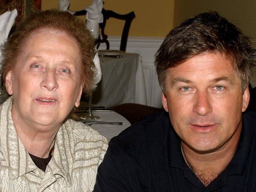 Alec Baldwin mit seiner Mutter Carol im Jahr 2004. Foto: imago images/ZUMA Globe