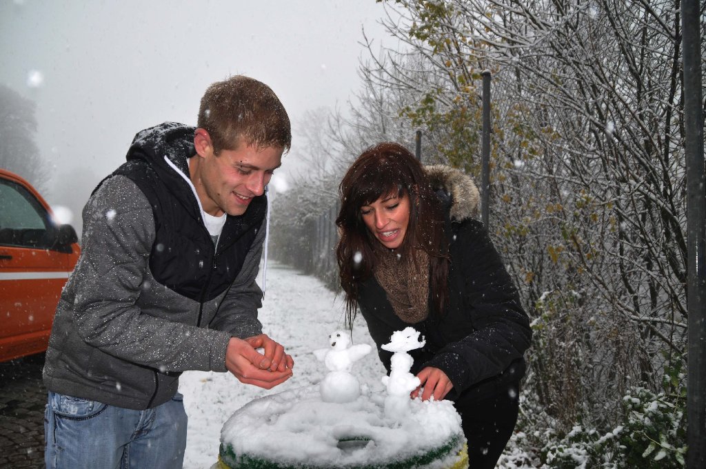 Tanja (24) und ihr Freund Chris (25) aus Aichach bauen den ersten Schneemann am Lämmerbuckel, ...
