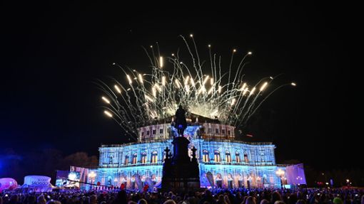 Gespannt schauen Menschen auf das Feuerwerk über der Semperoper: Dieses Jahr findet bereits der 16. Dresdner Semperopernball statt. Foto: Sebastian Kahnert/dpa
