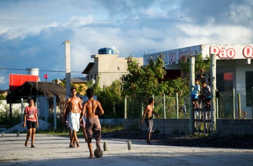Straßenfußball ist in Brasilien ein beliebter Sport – nicht nur, wenn gerade eine Weltmeisterschaft   ausgetragen wird Foto: dpa
