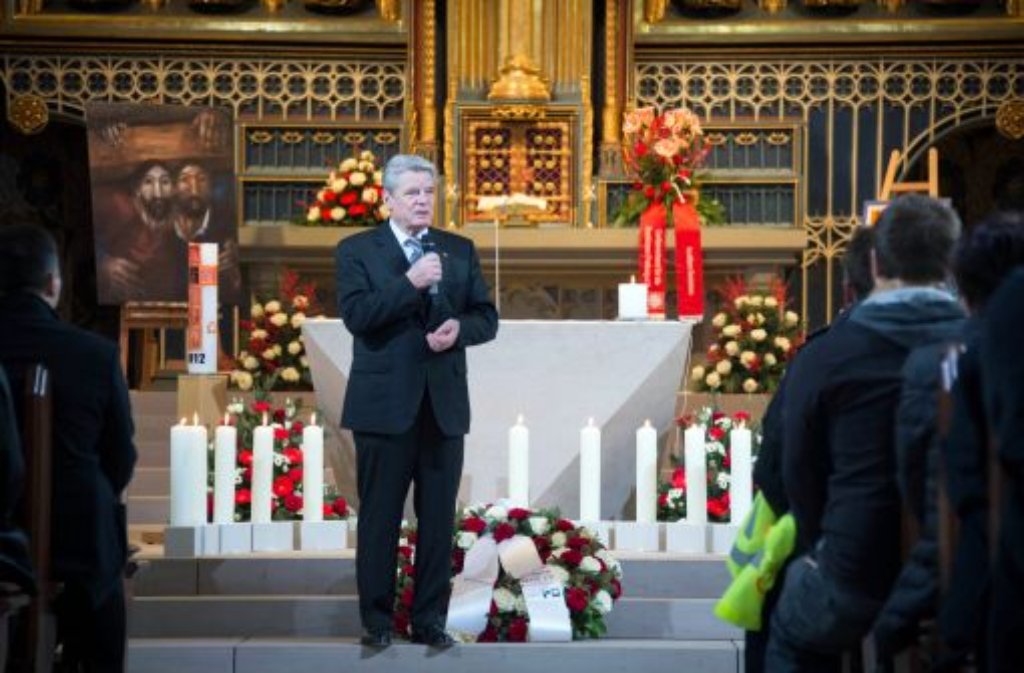 Fünf Tage nach dem Feuerdrama in einer Behindertenwerkstatt im Schwarzwald ist mit einer Trauerfeier der Toten gedacht worden. An dem Gottesdienst in Titisee-Neustadt nahm auch Bundespräsident Joachim Gauck teil.