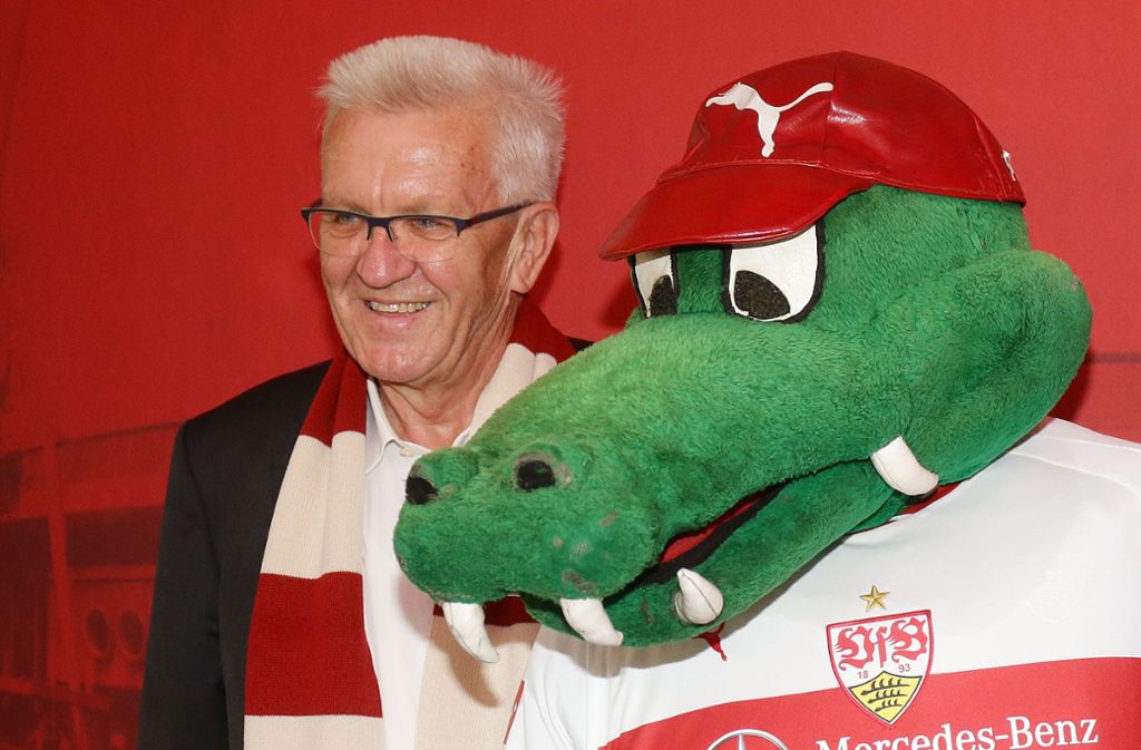 Ministerpräsident und Maskottchen: Winfried Kretschman beim Jubiläum des VfB Stuttgart mit dem Krokodil Fritzle. Foto: Baumann