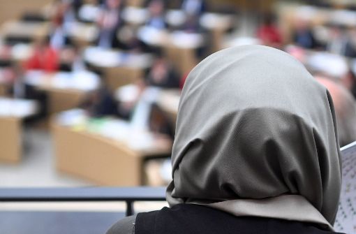 Religiöse Kleidung wie Kopftücher sollen vor Gericht verboten werden. Foto: dpa