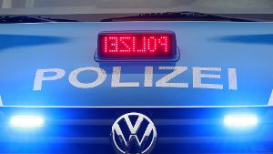 Die Polizei rückte in Nürtingen wegen eines 47-Jährigen zu einer Kneipe aus. Foto: dpa