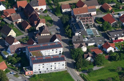 Das alte Heim (rechts) liegt schräg gegenüber vom neuen Heim der Schaude-Stiftung. Foto: Archiv (Werner Kuhnle)