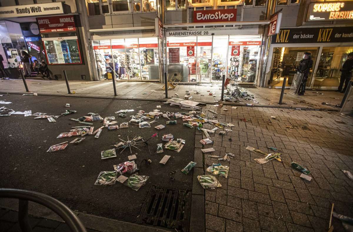Mehrere Hundert junge Männer hatten in Stuttgart in Kleingruppen 40 Läden beschädigt und zum Teil geplündert.
