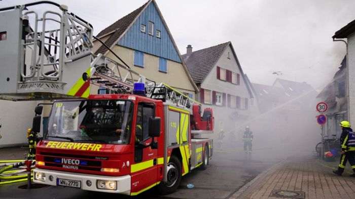 Feuerwehreinsatz  in Urbach: Wohngebäude steht in Brand