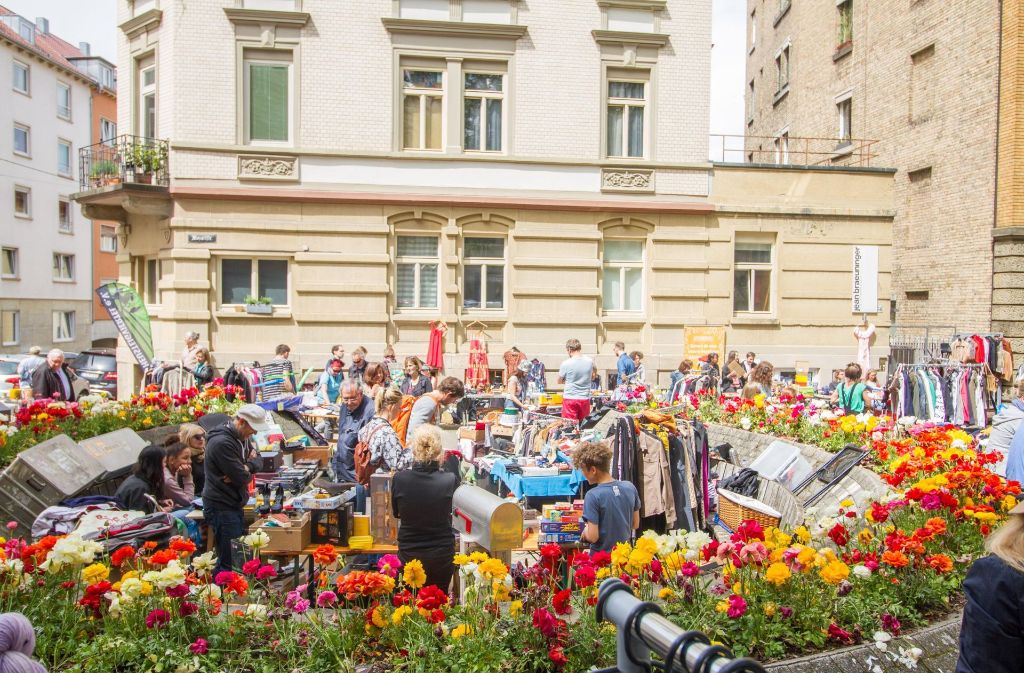 Das Mozartplätzle ist am Samstag gut besucht: Frühjahrsflohmarkt im Heusteigviertel.