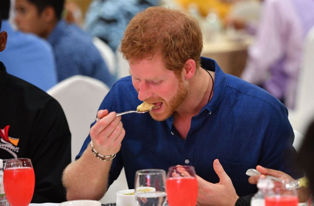 Auch Royals müssen mal was essen: der britische Fotograf Tim Rooke hat Prinz Harry bei der sicherlich wohl verdienten Nahrungsaufnahme fotografiert.
