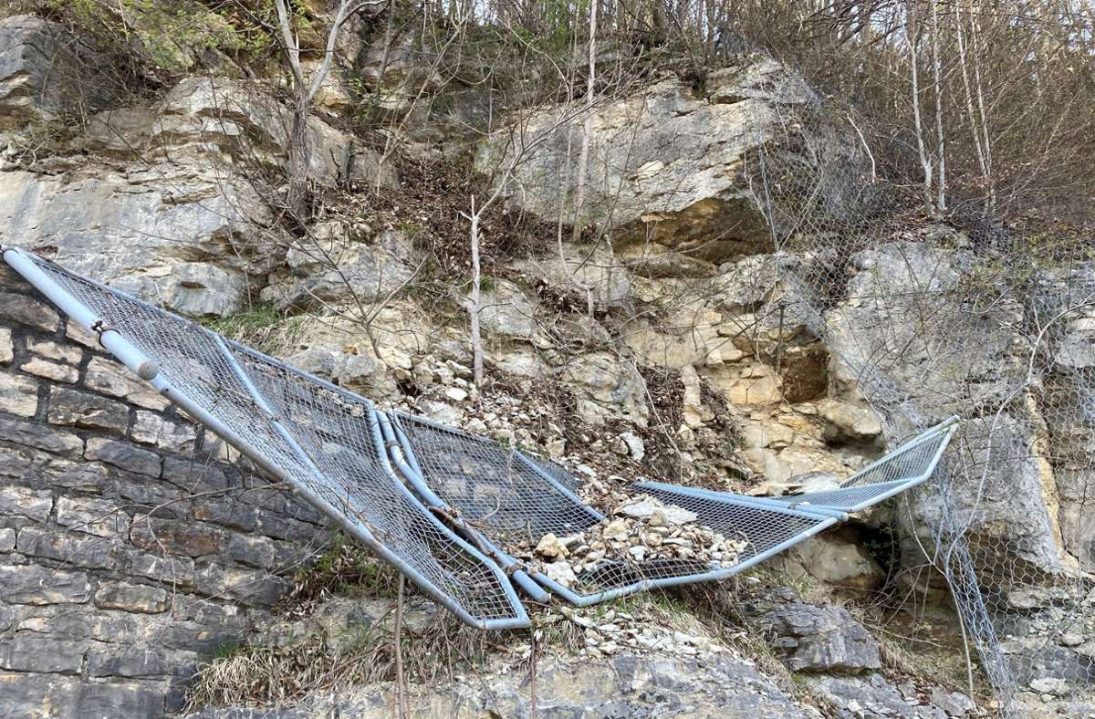 Der Felsen drohte, auf die Fahrbahn zu stürzen. Foto: dpa