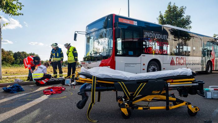 Motorradfahrer stößt frontal mit Bus zusammen – mehrere Verletzte