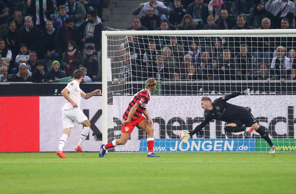 1.-15. Minute: In der Anfangsphase ist der VfB allzu oft noch nicht richtig auf dem Platz. Bei einem Torverhältnis von 3:8 liegt das Team im Bundesligavergleich auf Rang 16. Nur Bayer Leverkusen und der 1. FC Köln starten schlechter in die Spiele.