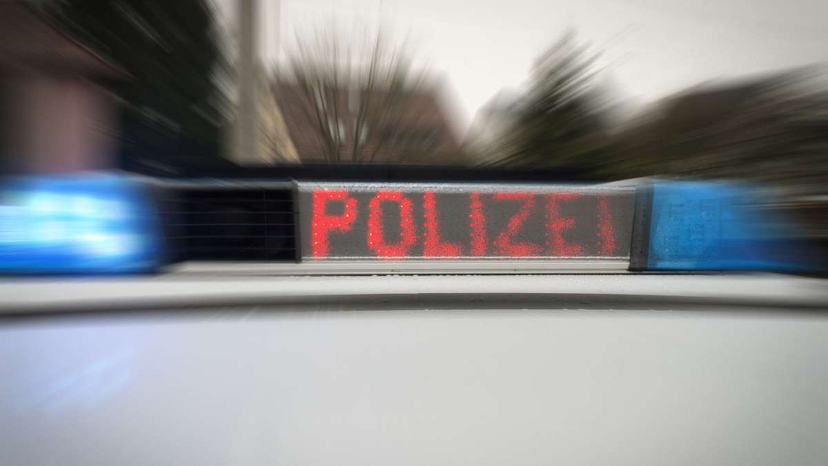 Unfall in Auenwald: Fahrer flüchtet und gefährdet Mann