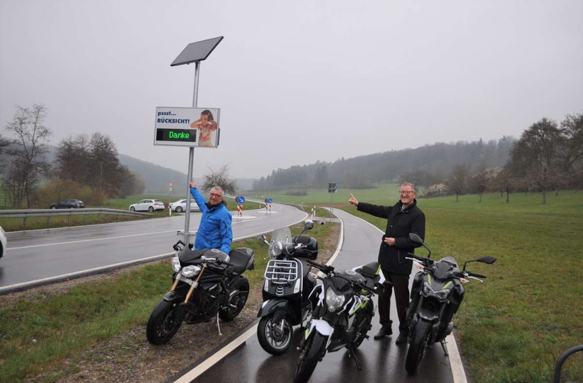Landrat Roland Bernhard (rechts) fährt selbst Motorrad. Zusammen mit Bürgermeister Ekkehard Fauth hat er das erste Lärmanzeigegerät im Landkreis in Betrieb genommen. Foto: LRA