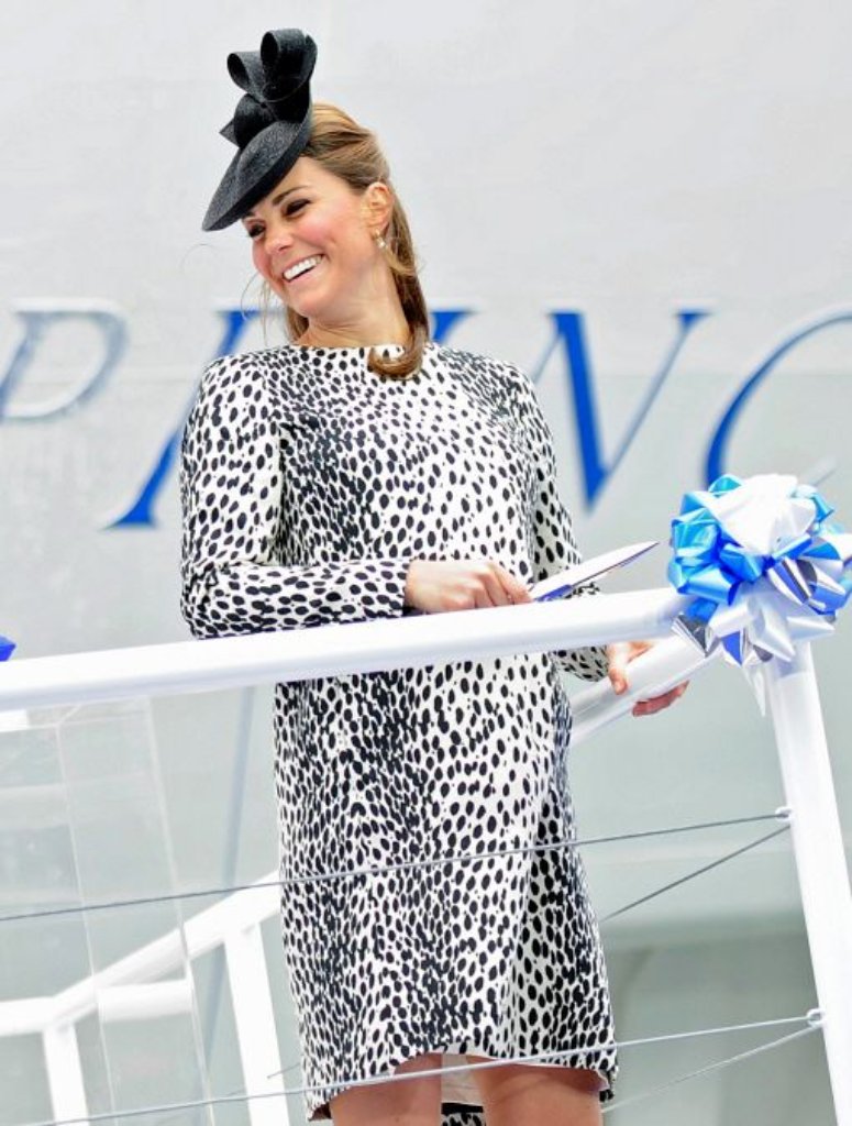 Wer sagt, dass Schwangere sich verstecken müssen? Bei einer Schiffstaufe setzt Herzogin Kate mit einem schwarz-weißen Hobbs-Mantel mit Leopardenprint ein Fashion-Statement.