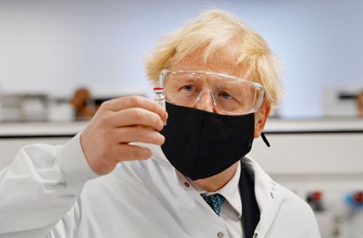 Boris Johnson brüstet sich, sein Land habe als erstes den Impfstoff zugelassen. Foto: AFP/Paul Ellis