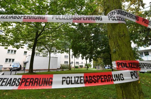 Bei der Durchsuchung eines Wohngebiets in Chemnitz ist der Verdächtige den Beamten offenbar nur knapp entkommen. Foto: dpa