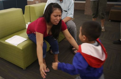 Familienzusammenführung auf dem Flughafen von El Paso, Texas: Die Mutter sieht ihren vierjährigen Sohn nach einem Monat wieder. Foto: GETTY