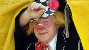 So wurde Oleg Popow weltberühmt: Als freundlicher Clown mit karierter Mütze, roter Fliege und blonder Perücke. Foto: dpa