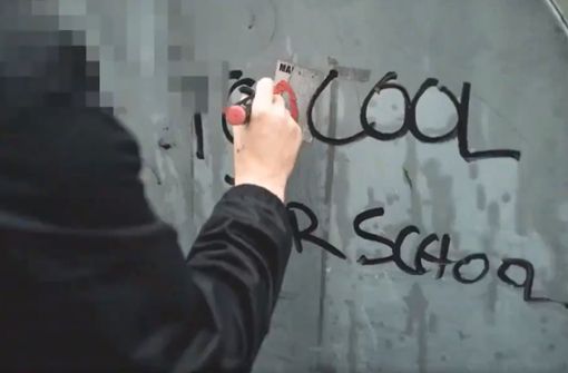 Jetzt stimmt’s: Der Sprayer im FDP-Video korrigiert den Satz. Foto: twitter.com//fdp