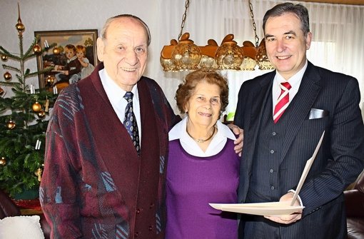 Bezirksvorsteher Gerhard Hanus gratulierte dem Jubelpaar, das seit 75 Jahren verheiratet ist und überbrachte Glückwünsche des Oberbürgermeisters. Foto: Margret Rilling
