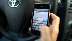 Eine Firma aus den USA hat einen Handydetektor entwickelt, mit dessen Hilfe die Polizei SMS-Schreiber am Steuer aufspüren können soll. Foto: dpa-Zentralbild