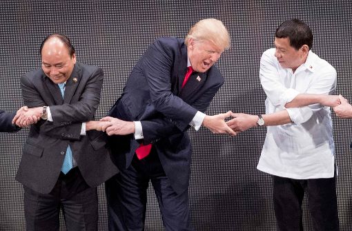 Beim „Familienfoto“ tat sich Donald Trump schwer – ansonsten lief es nach seiner Aussage sehr gut mit dem philippinischen Staatschef. Foto: AFP