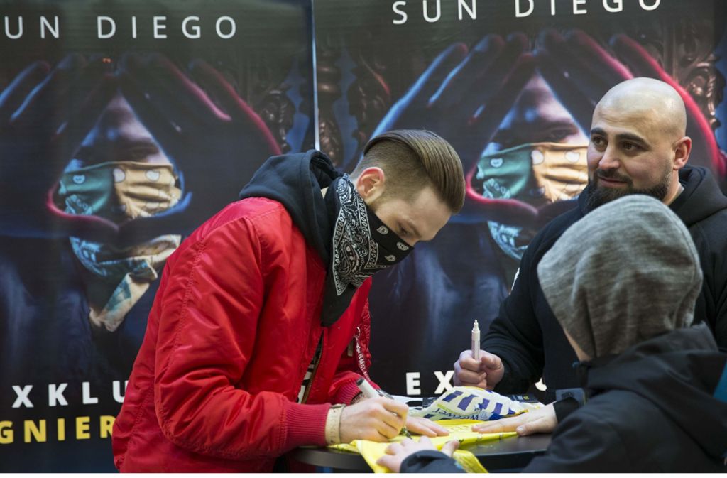 Nimmermüd gibt   Sun Diego Autogramme.
