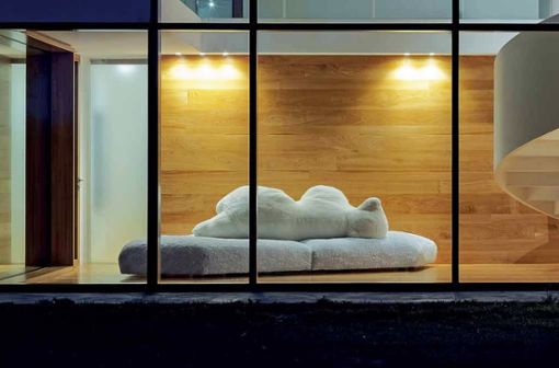 Ein Statement-Piece par excellence: das Sofa “Pack” von Edra. Die extravagante Form ist von einer Eisscholle inspiriert, auf der sich ein Eisbär ausruht. Der Bezug aus Kunstfell macht das Sofa zur flauschigen Liegewiese.