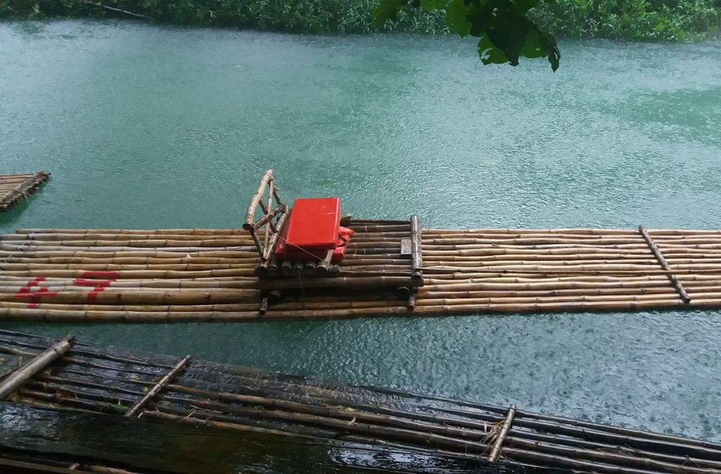 Auf dem Fluss Martha Brae kann man auf Bambusflößen raften. Wenn es regnet, macht man Pause.
