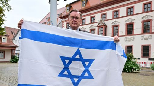 Thüringens linker Ministerpräsident Bodo Ramelow lässt die israelische Fahne vor der Staatskanzlei in Erfurt wehen. Foto: dpa/Martin Schutt