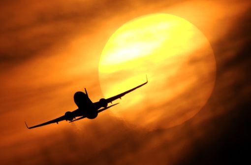 Wer ein Flugzeug zurück nach Deutschland nimmt, muss sich zukünftig auf Corona testen lassen – so der Plan. (Symbolbild) Foto: dpa/Julian Stratenschulte