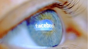 Der Schriftzug des sozialen Netzwerks Facebook spiegelt sich in einem Auge: Inzwischen sind mehr als ein Drittel aller Jugendlichen und jungen Erwachsenen Opfer von Cybermobbing. Foto: dpa