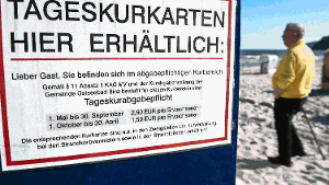 Wer zum Beispiel im Ostseebad Binz an den Strand möchte, wird zunächst zur Kasse gebeten.  Foto: dpa-Zentralbild