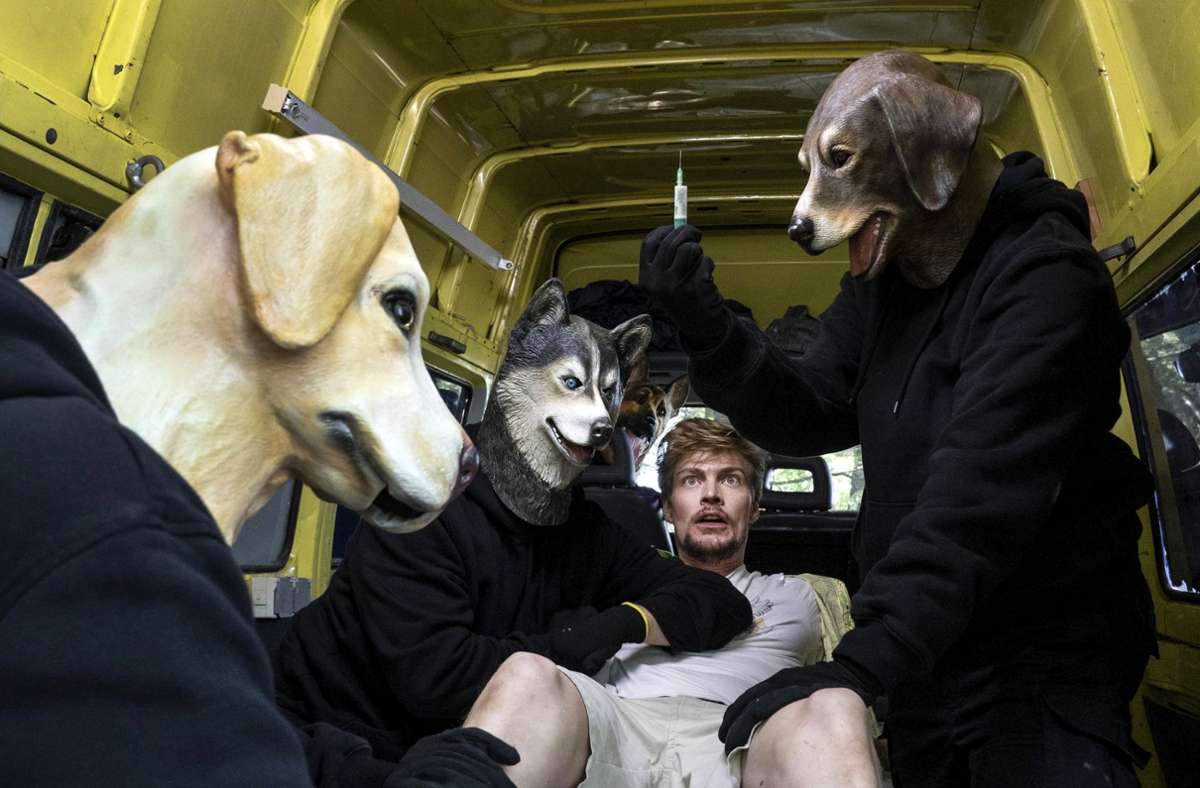 Pfui, aus, böse Hunde: die Kidnapperinnen tragen Masken. Foto: HR/Degeto/Bettina Müller
