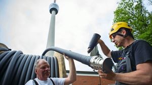 Olaf Hotzendorf und Torsten Kobylke präparieren die Kabel für den Transport in den Fernsehturm Foto: Lichtgut/Max Kovalenko