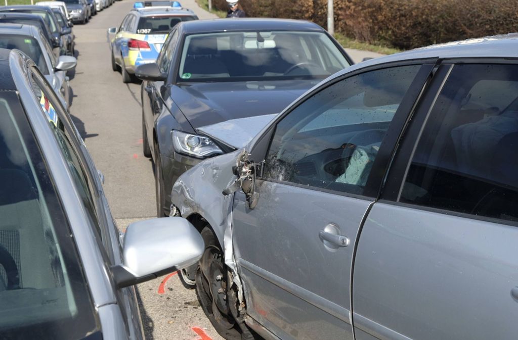 Eine 20-jährige Autofahrerin ist aus ungeklärter Ursache in den Gegenverkehr gekommen.