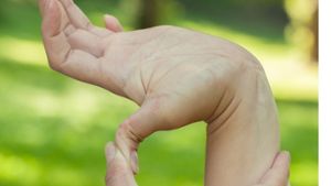 Marfan-Patienten  sind oft  auffallend groß und schlank, haben lange, besonders biegsame Finger. Foto: Fotolia/© um24101977