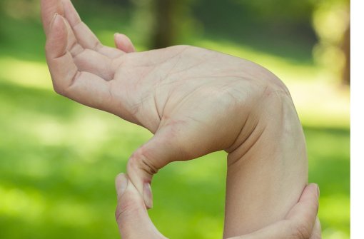 Marfan-Patienten  sind oft  auffallend groß und schlank, haben lange, besonders biegsame Finger. Foto: Fotolia/© um24101977