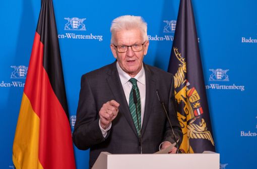 Winfried Kretschmann (Grüne) informierte per Videokonferenz. Foto: dpa/Handout