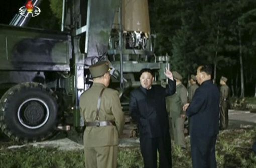 Das vom nordkoreanischen Rundfunk veröffentlichte Video zeigt Nordkoreas Führer Kim Jong Un (Mitte) am 28. Juli 2017 an einem ungenannten Ort in Nordkorea, an dem ein Raketentest durchgeführt wurde. Foto: dpa