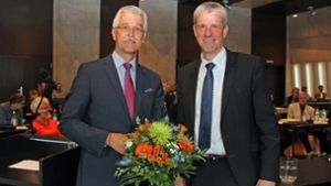 Der Ostfilderner Oberbürgermeister Christof Bolay gratulierte Rainer Lechner (links) mit einem Blumenstrauß zur Wiederwahl. Foto: Stadt Ostfildern