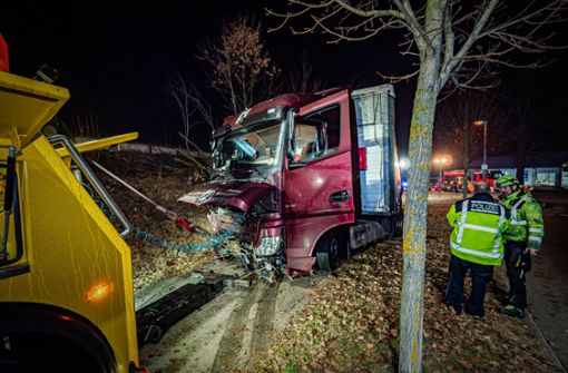 Die Bahnstrecke war nach dem Unfall in Metzingen zeitweise nicht mehr befahrbar, weil umgestürzte Bäume auf den Gleisen lagen. Foto: 7aktuell.de/Alexander Hald