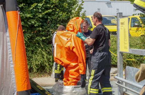 Großeinsatz in Gäufelden: Die Feuerwehr mussten die geborstenen Kanister entfernen. Foto: SDMG